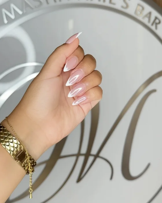 Manucure french nude devant la plaque gravée Masha Nail's Bar