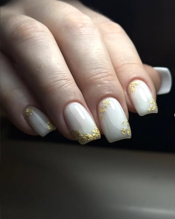 Ongles carrés blancs avec des éclats de feuille d'or