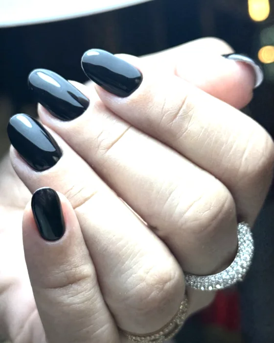 Ongles ovales en vernis noir brillant