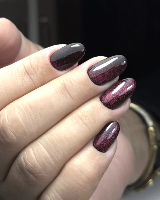 Ongles bordeaux pailletés en dégradé