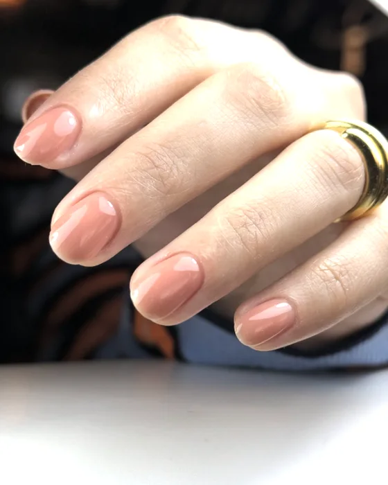 Manucure nude pêche sur des ongles ovales