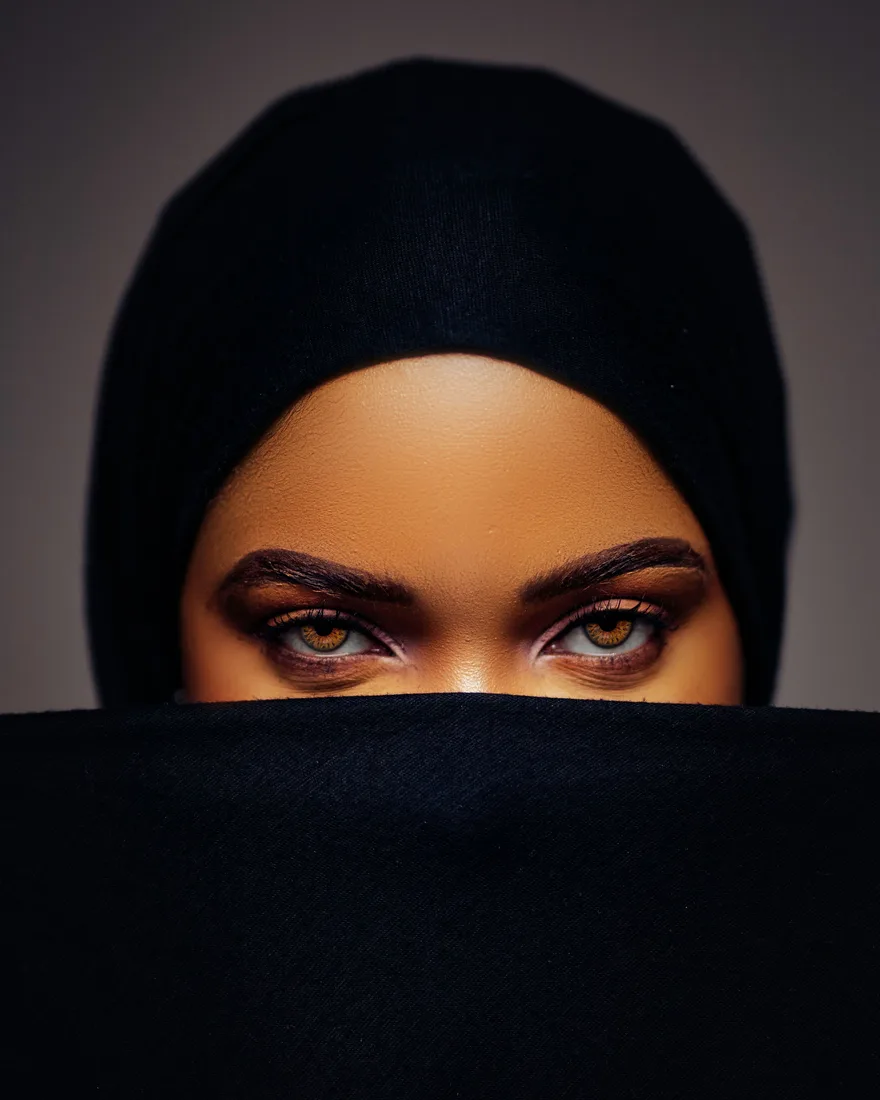 Regard avec des cils et des sourcils travaillés, en lumière douce