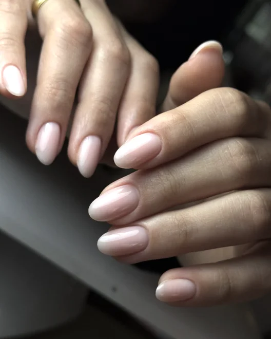 Manucure nude rosé faite au salon